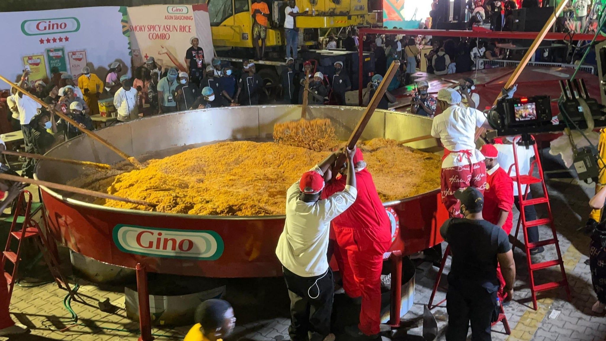 Nigerian Chef Cooks the World’s Largest Pot of Jollof Rice
